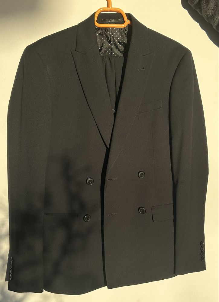 Se vand 3 costume de culori diferite