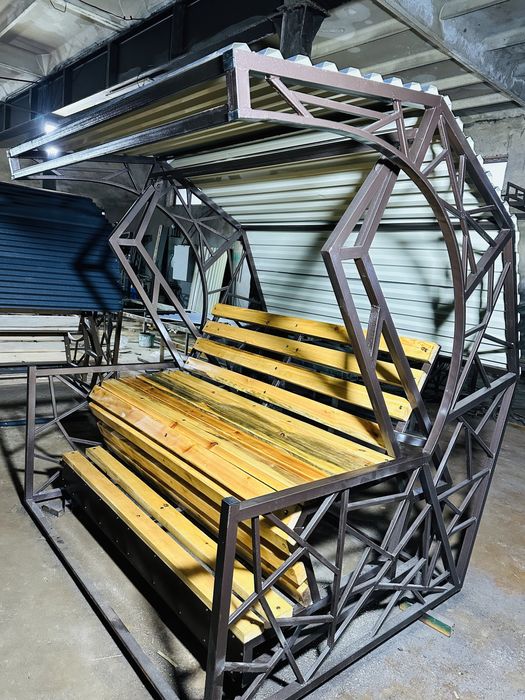 Продаётса качели.ширина 2м. Толщина доски 4см. Толщина металла 1.5мм