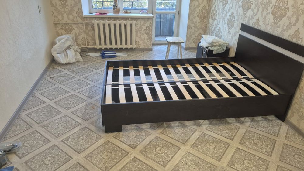 Продам двухспальный кровать с тумбочкой