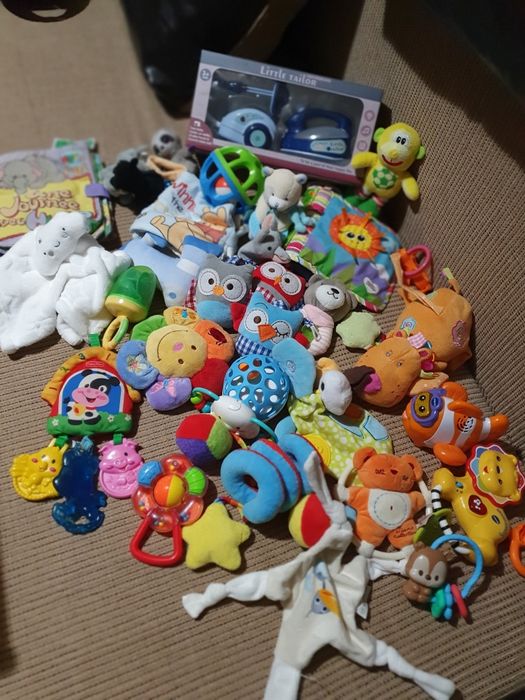 Lot jucării bebe