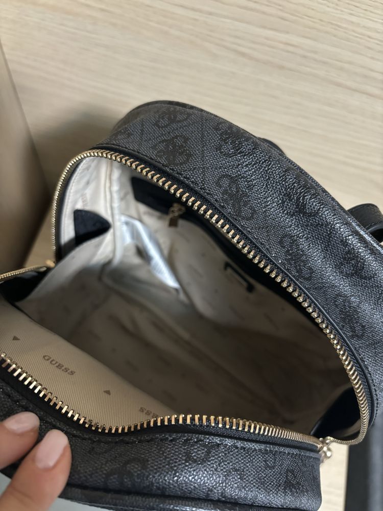 Нова раница Guess