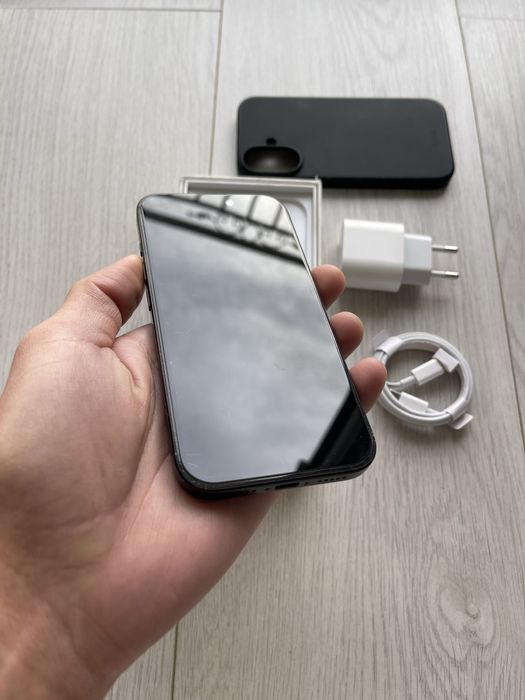 • Iphone 16 black  • BATERIE 93%  •