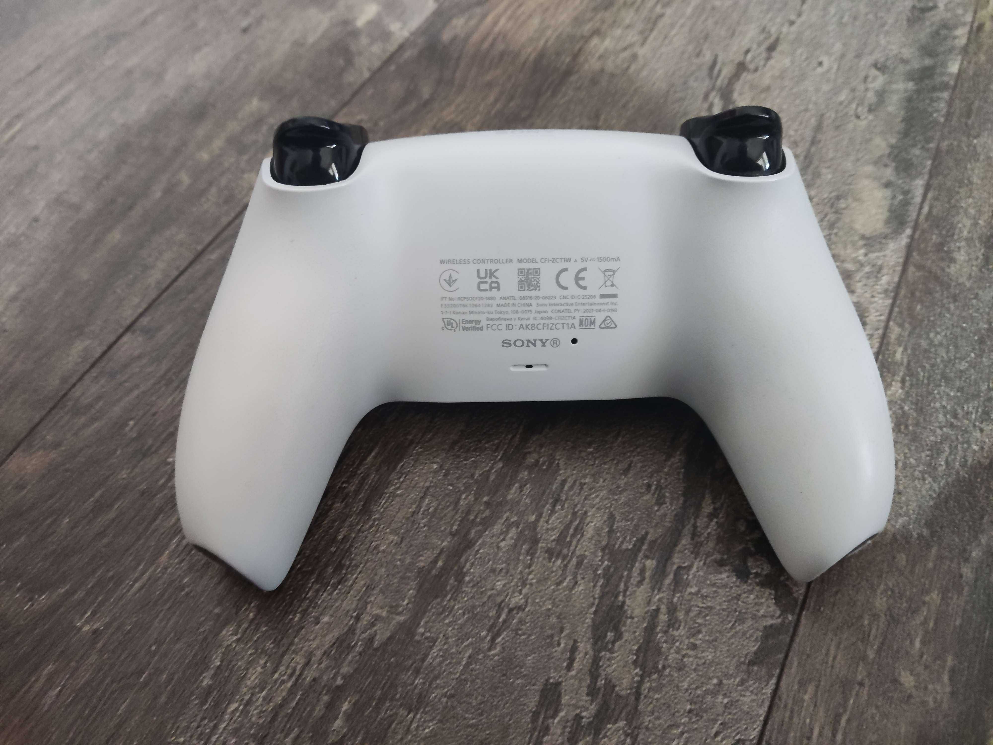 Продавам PS5 джойстик (DualSense) с дефектен стик