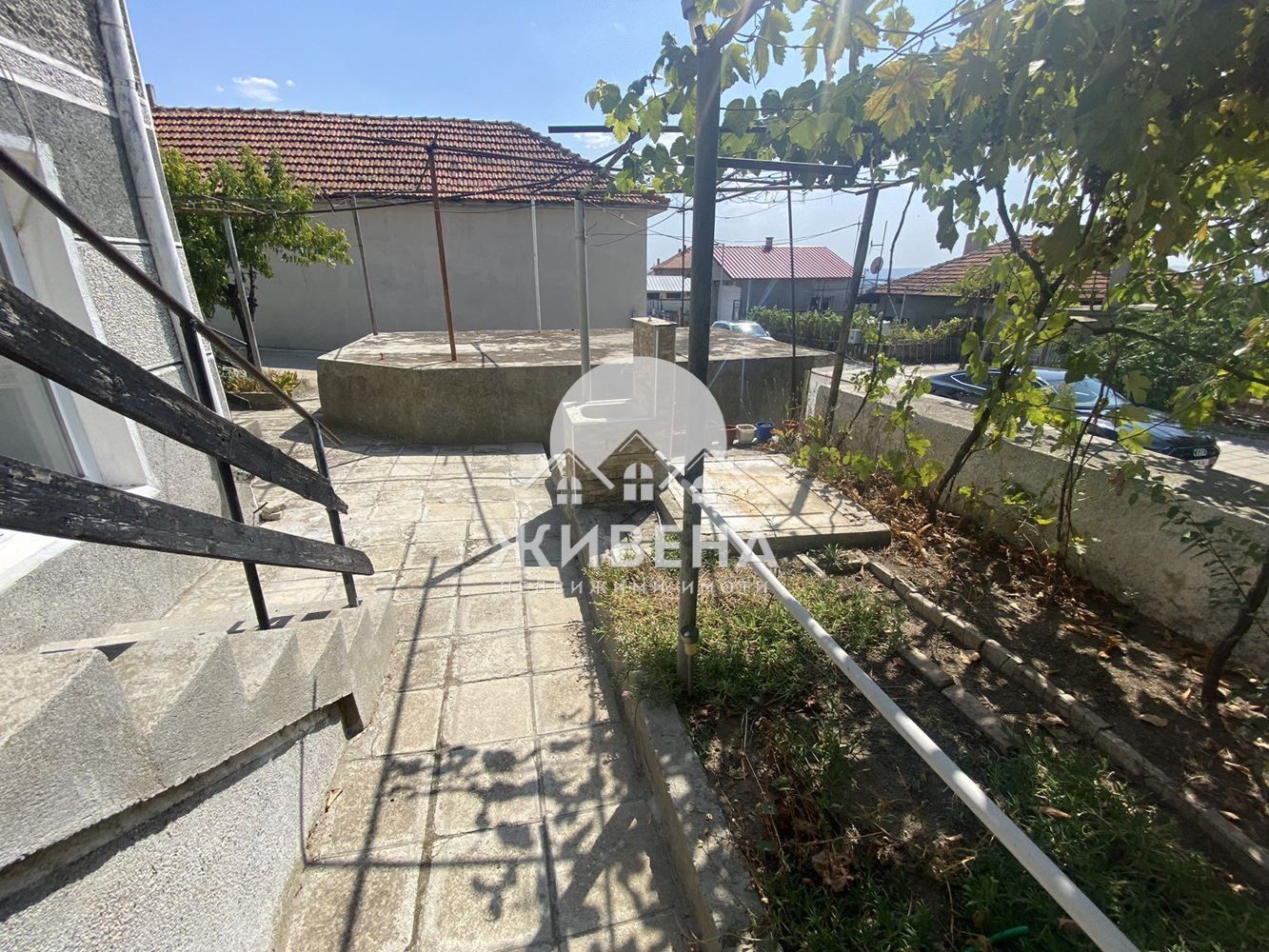 Продавам триетажна къща в обл.Варна, гр. Аксаково, РЗП: 306 кв.м