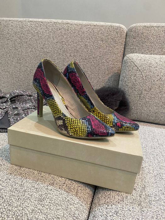 Туфли почти новые, одевала один раз на merry me.