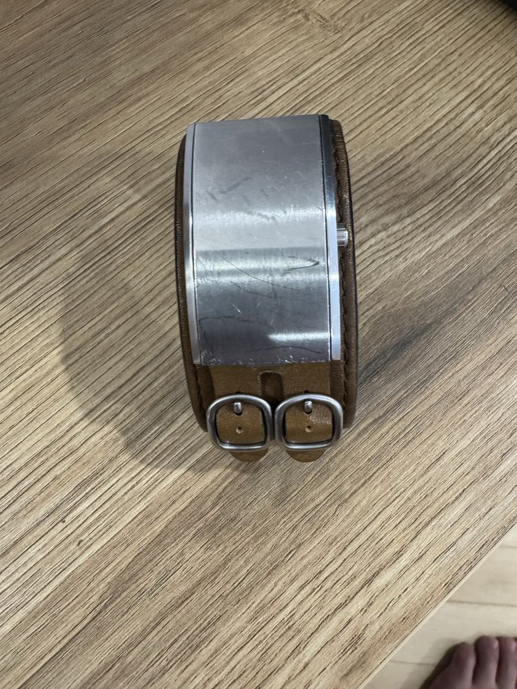 Часовник Guess стилен и изящен