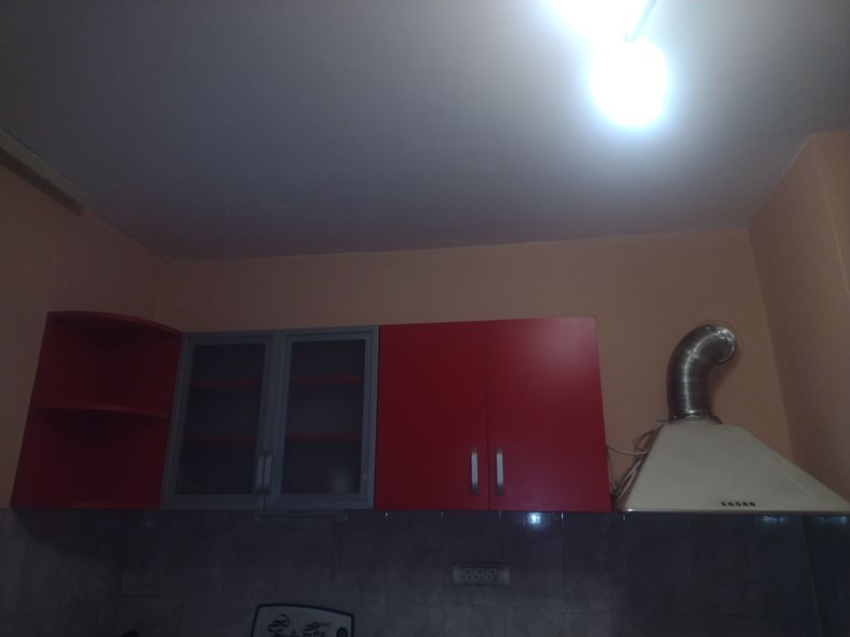 Горни шкафове и долен шкаф с плот