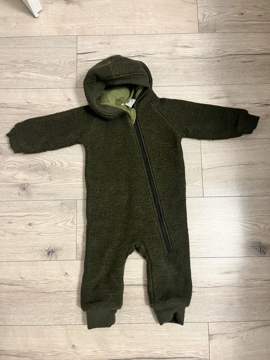 Salopeta din lână fiartă cu fermoar si gluga