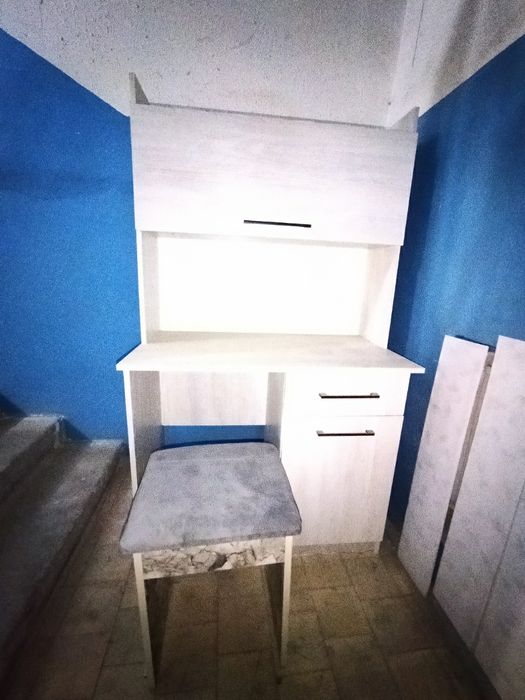 Srochna prodam noviy  pismni stol stul