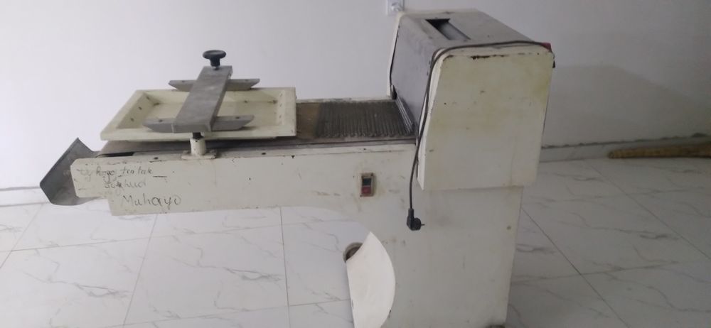 Теста раскаточная машина