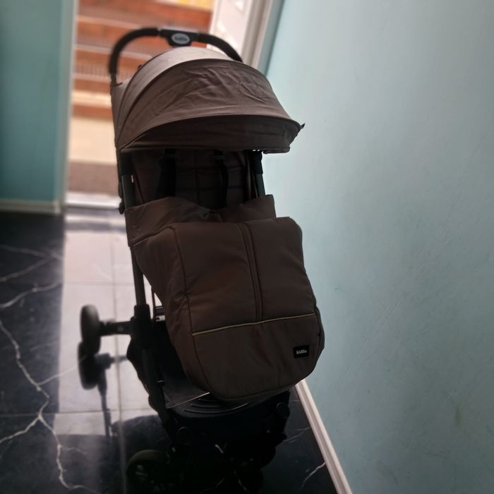 Vând cărucior pentru bebelusi