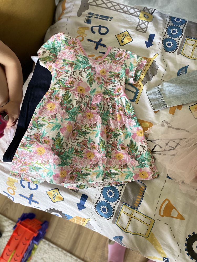 Продам пакет вещей на девочку 2-3-до 4 лет подойдут