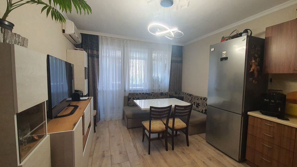 Двустаен апартамент преустроен в тристаен в Бургас жк.Славейков