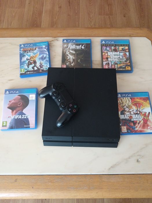 Vând Ps4 slim + 5 jocuri
