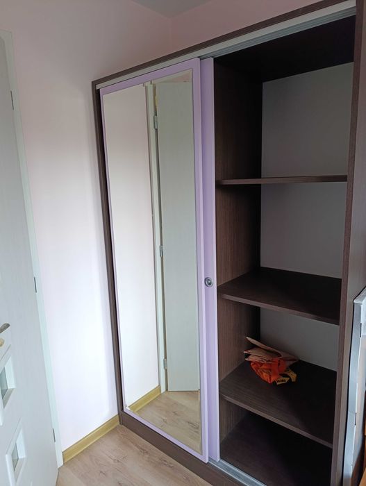 Двукрилен гардероб с плъзгащи врати.