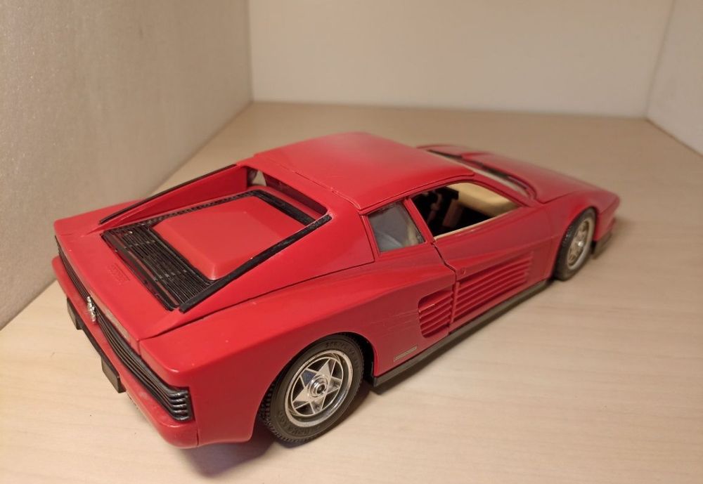 Ferrari testarossa 1984
Scara 1:18
Producător bburago
Material metal+p