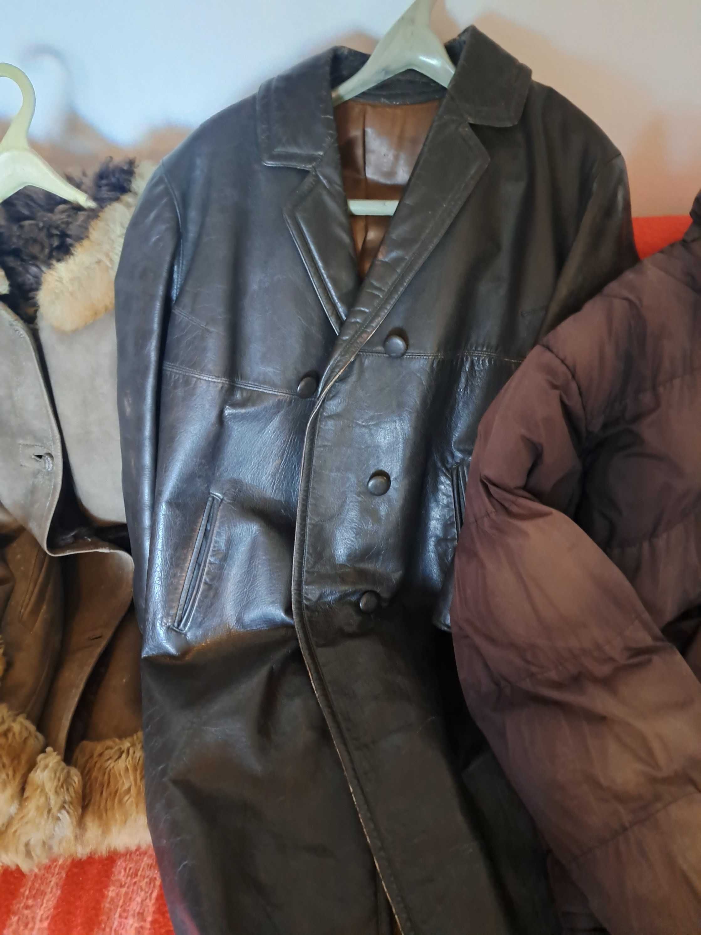Vand haina de blana, haina de piele, un pardesiu, patru geci femei