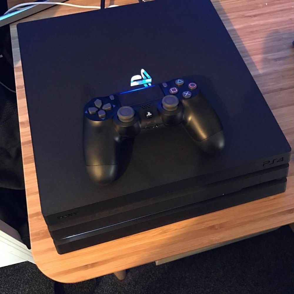 Продаю PlayStation 4 Pro