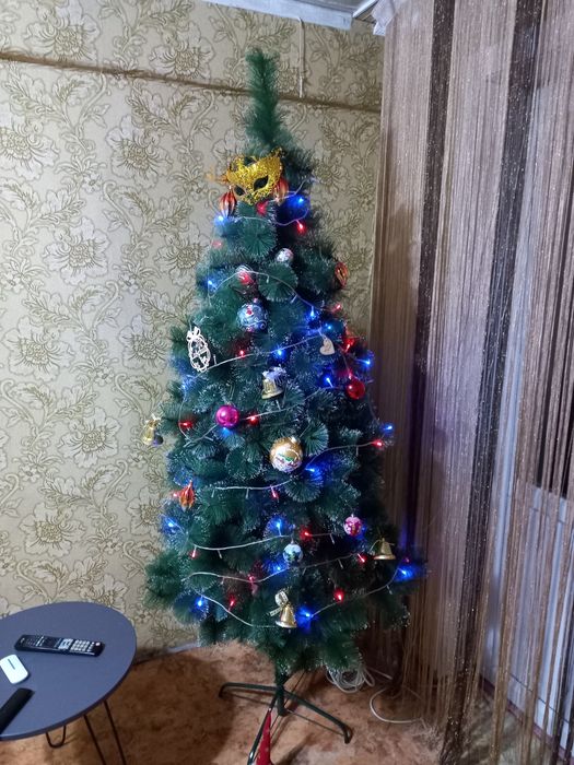 Ёлка искуственная новогодняя.