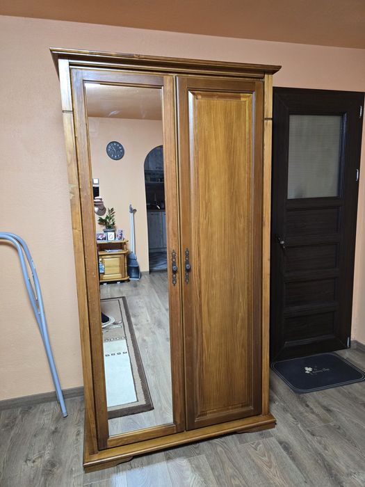 Гардероб двукрилен с огледало