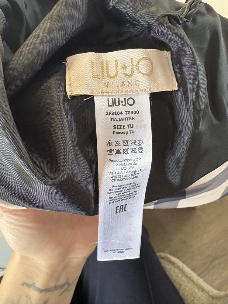 Прекрасна шапка на Liu Jo
