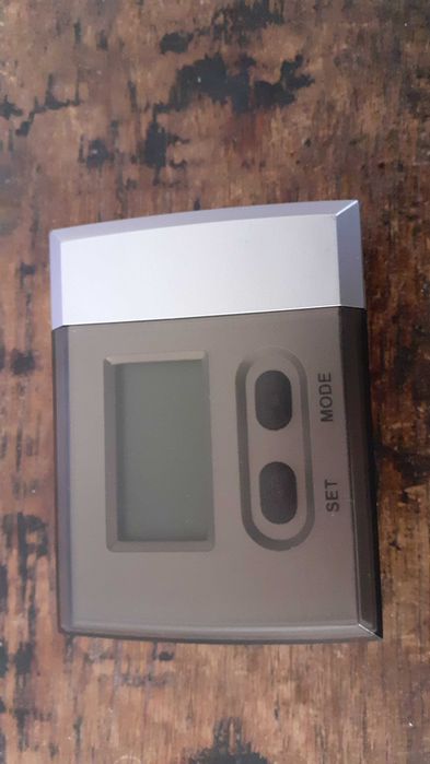 дигитален часовник за бюро и път, с будилник и лупа