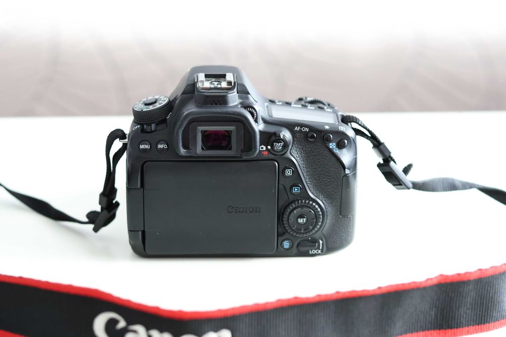 Aparat foto Canon 80D cu obiectiv 18-55mm