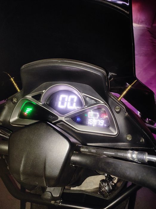 Бензинли Скутер  сотилади.