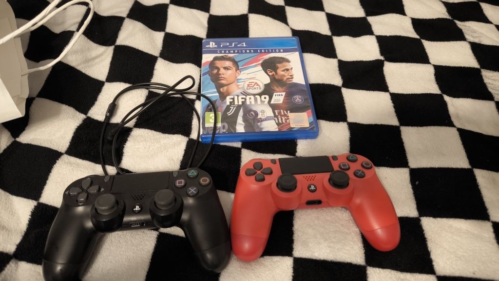PlayStation 4 + 2 controllere + FIFA 19 | Stare foarte bună