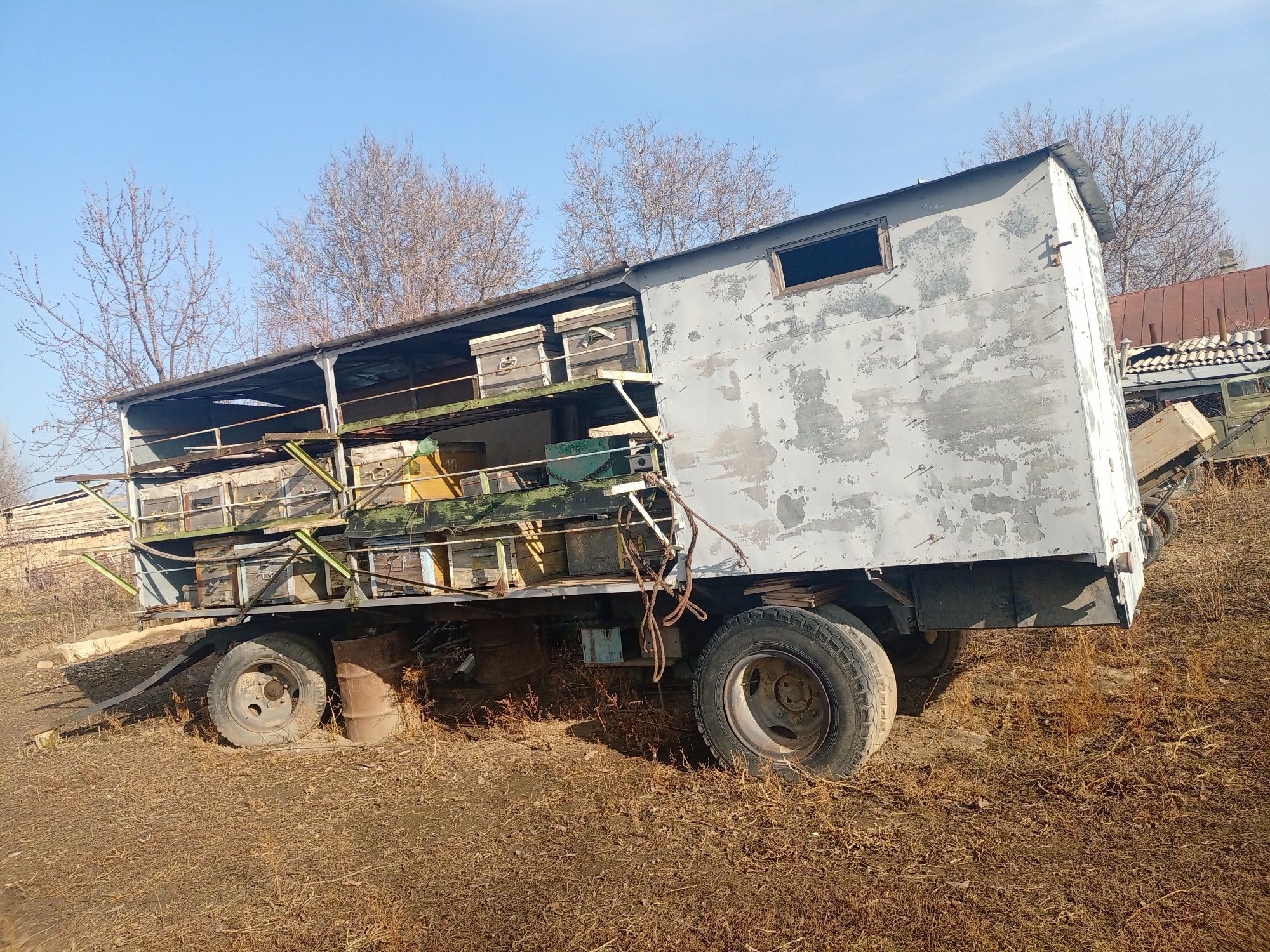 Пчелоприцеп на полном ходу