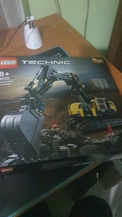 Vând set lego Excavator Are toate piesele