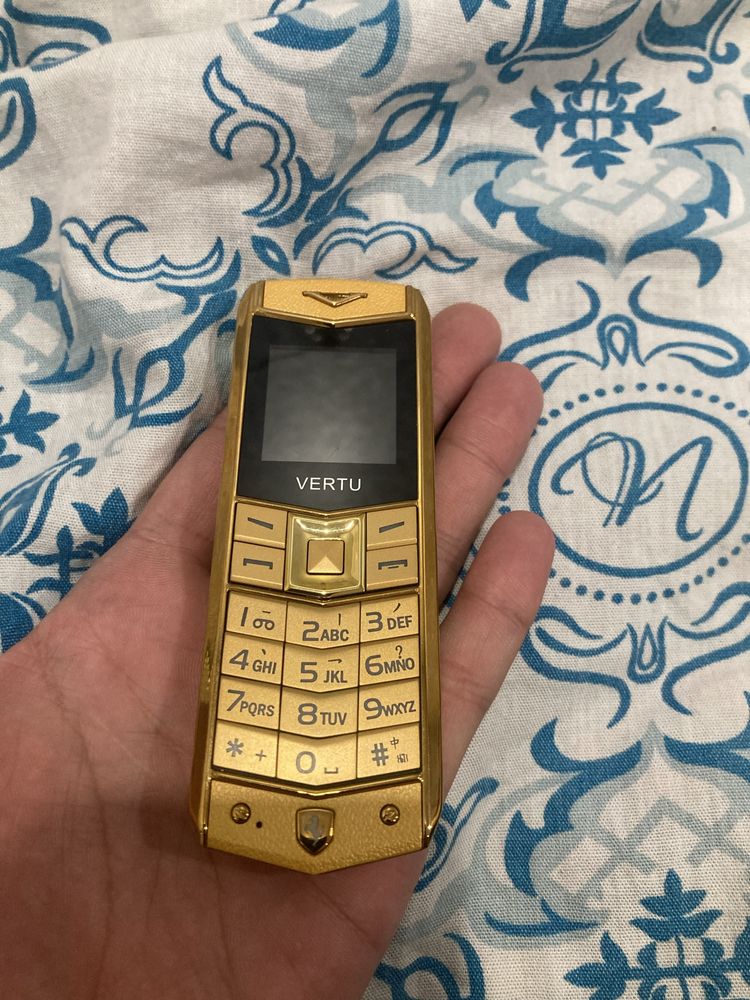 Продам Vertu золотистого цвета
