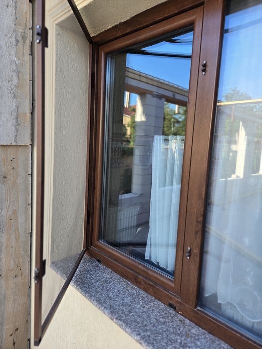 Vând fereastră si ușă intrare