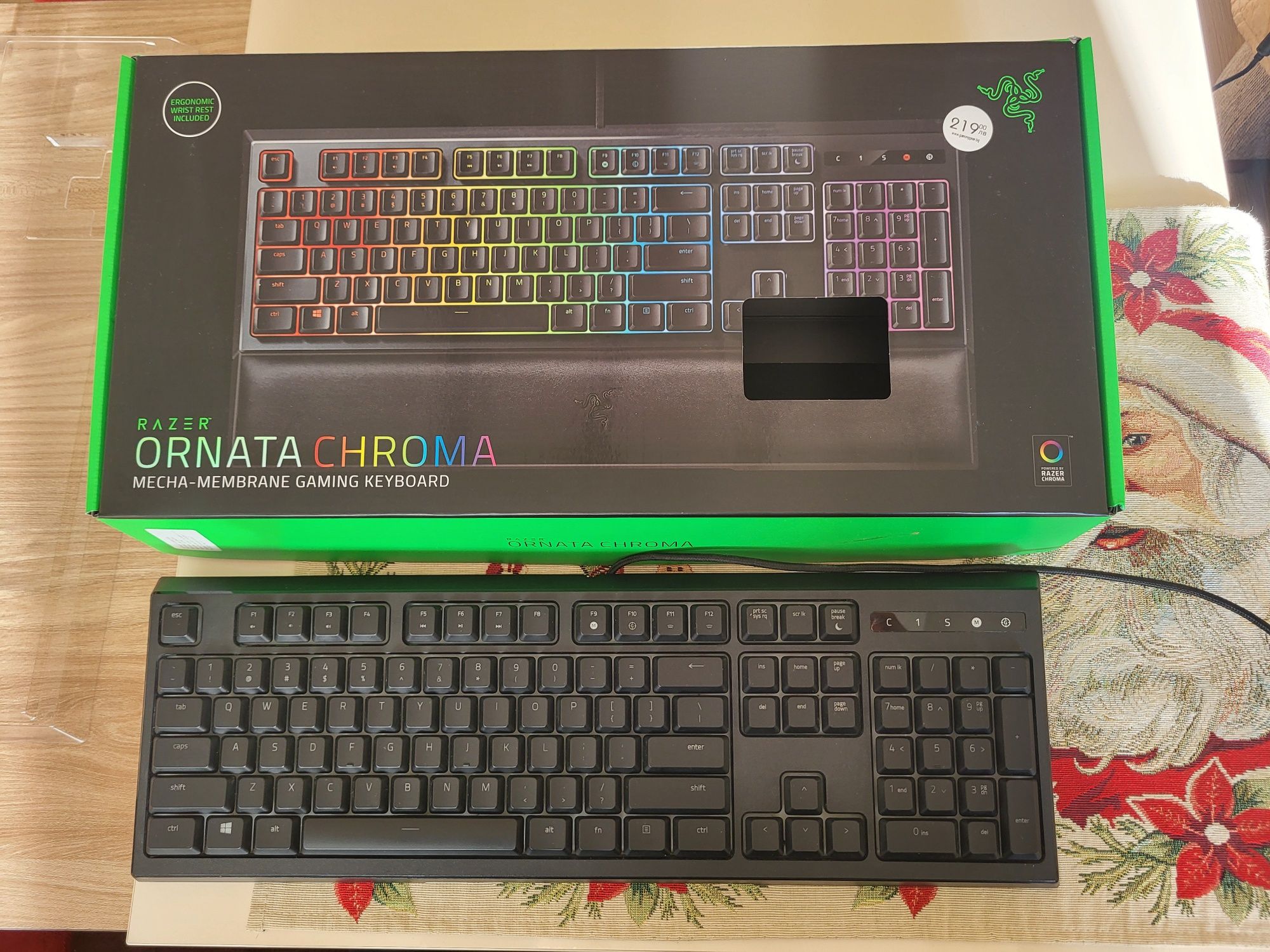 Геймърска клавиатура Razer Ornata Chroma v1