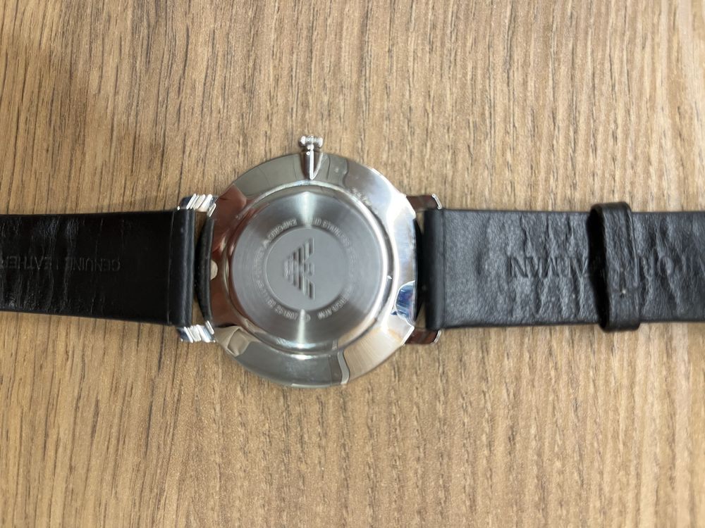 Елегантен часовник Emporio Armani в отлично състояние!!!