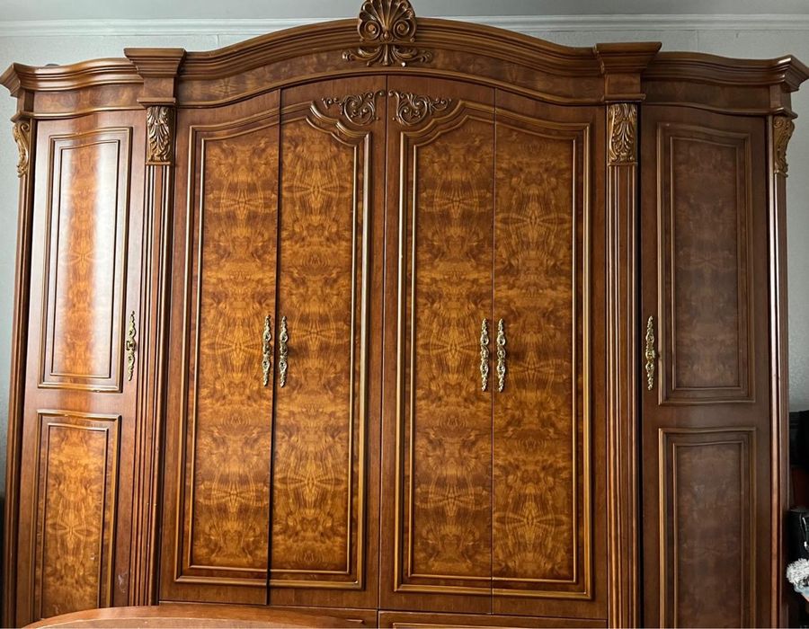 Продаю спальный набор: шкаф, 2 тумбочки и кровать