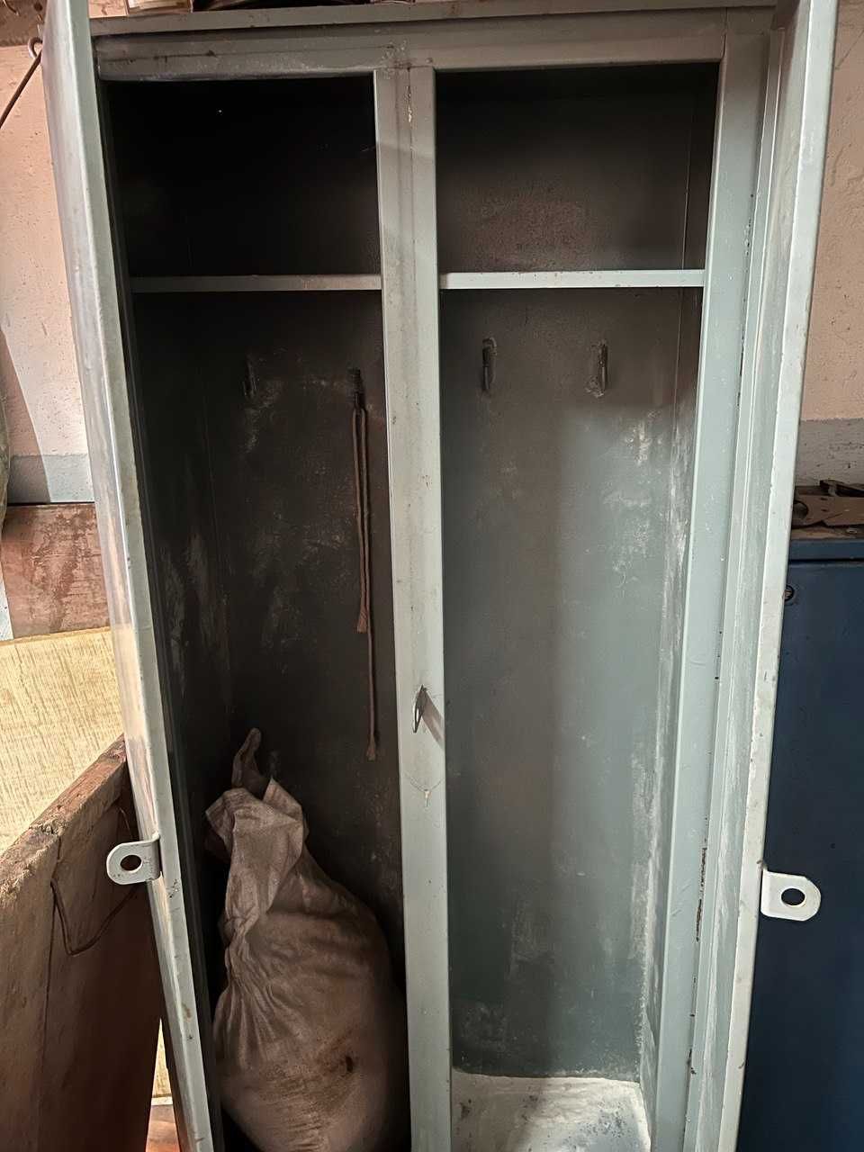 Шкаф для спец одежды советский