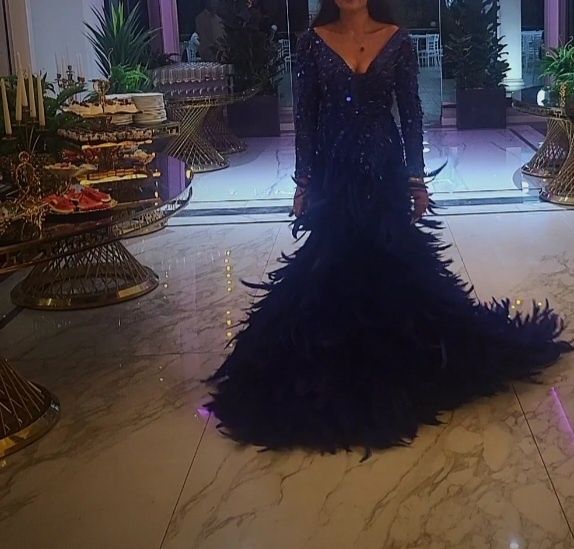 Rochie cu pene extravaganta de închiriat 450 RON sau achiziționat