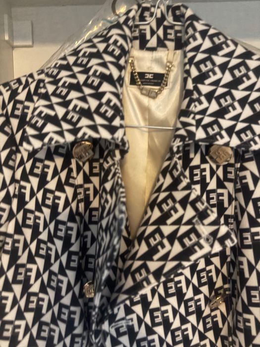 Сако на Elizabetta Franchi ,е отлично състояние ,никога не е носено