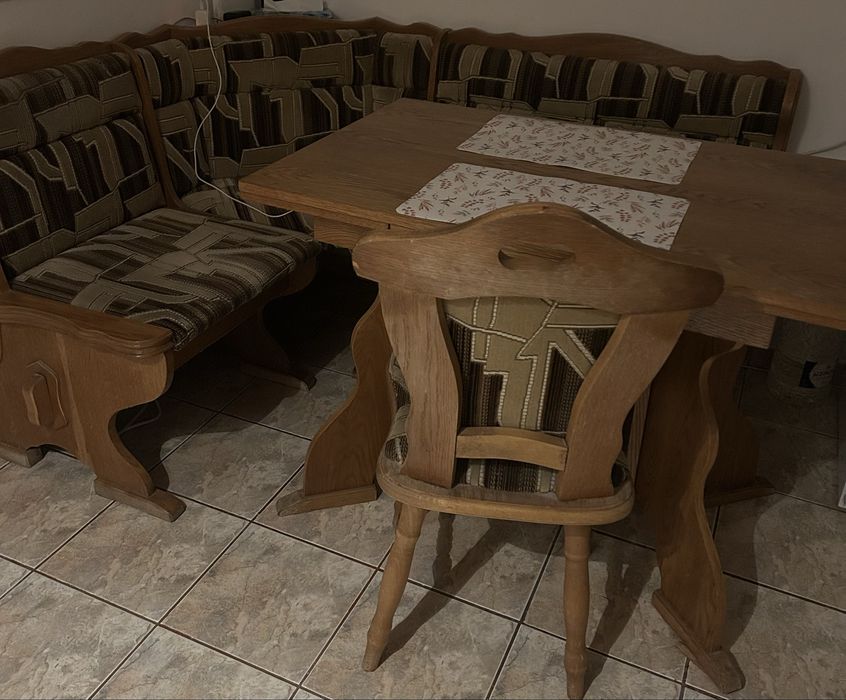 Masa extensibila ,2 scaune  bucatarie  si coltar bucatarie