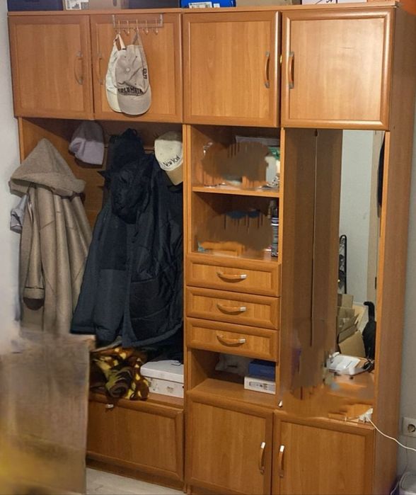 Продам шкаф ( много отсеков, зеркало)