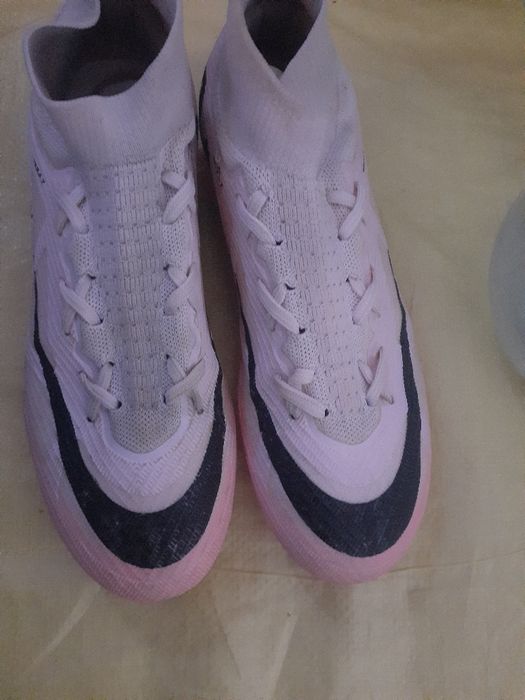 Nike tezaz Holati yaxshi 40-41 Razmir Navoiy viloyati tel qiling yaxsh