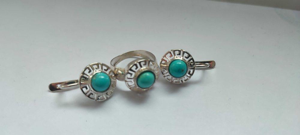 Серебряный комплект (кольцо и сережки) с красивыми камнями БИРЮЗА