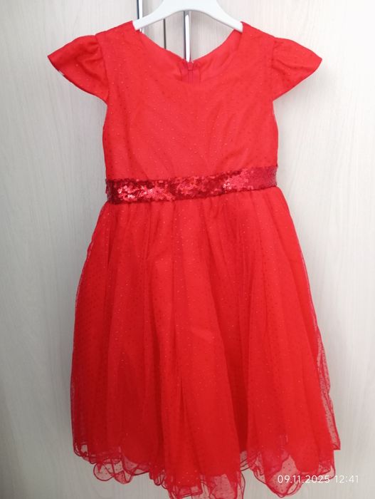 Красное платье с пайетками