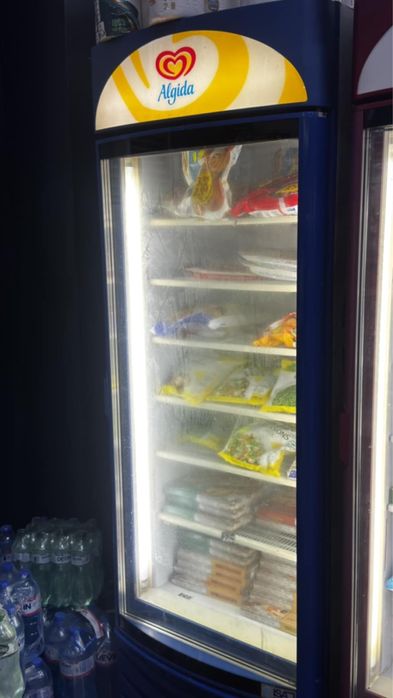 Продава се професионална вертикална фризер-витрина