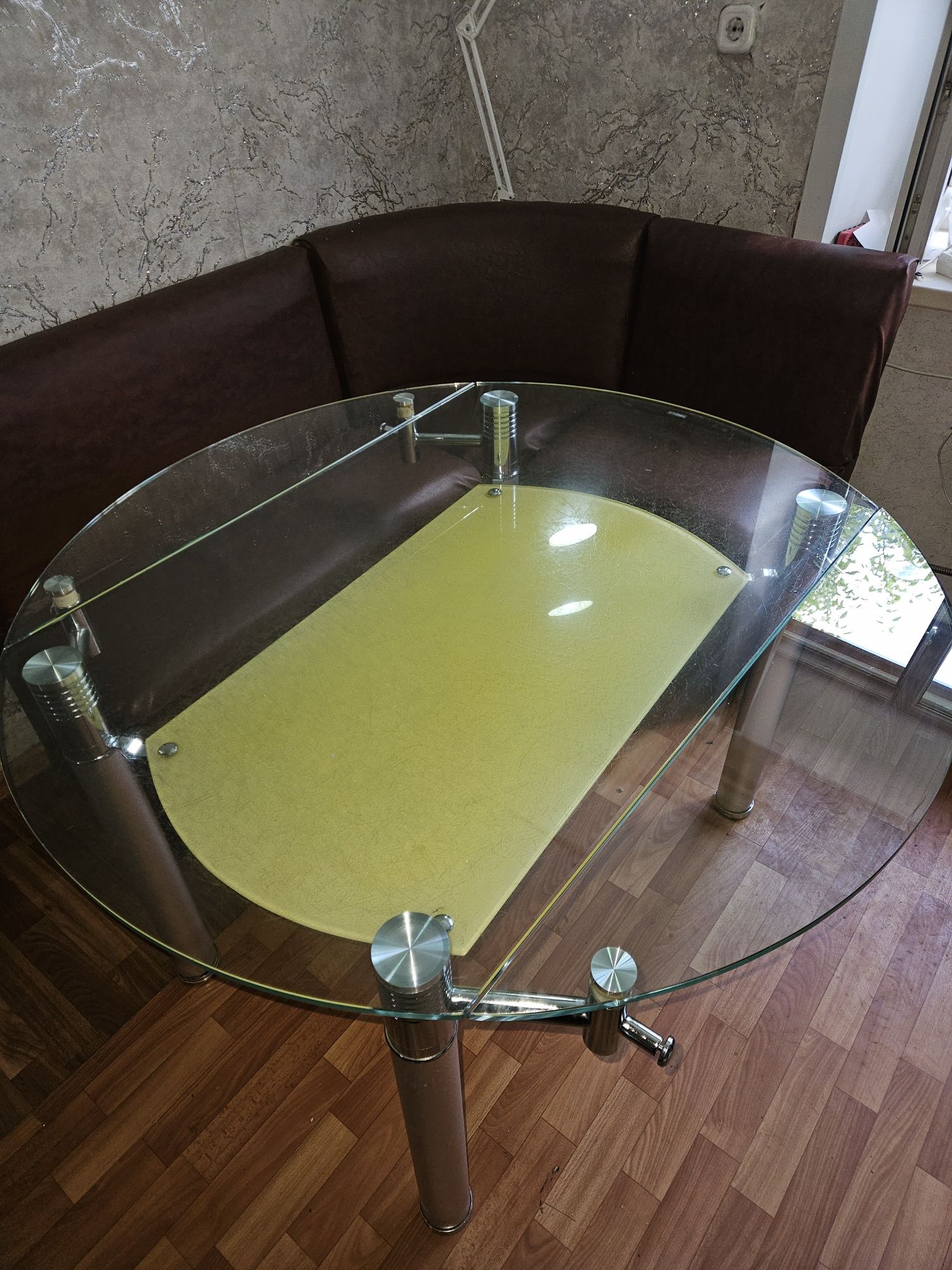 Стол стеклянный, раздвижной.