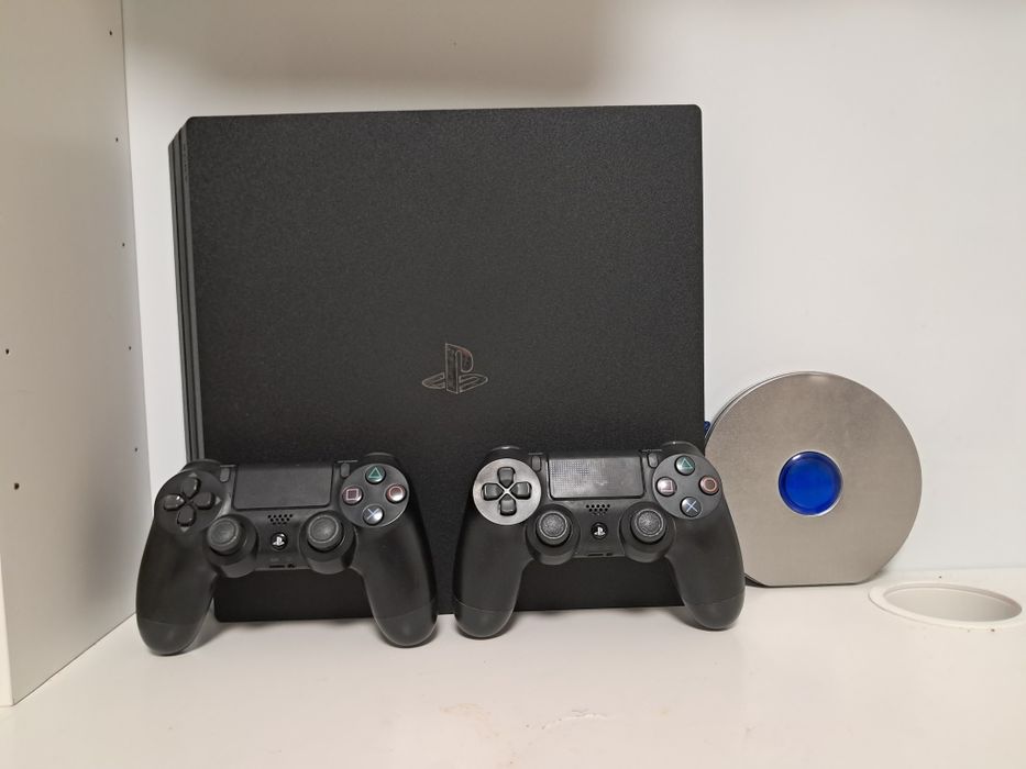 Продаю Sony Playstation + 3 диска + футляр для дисков