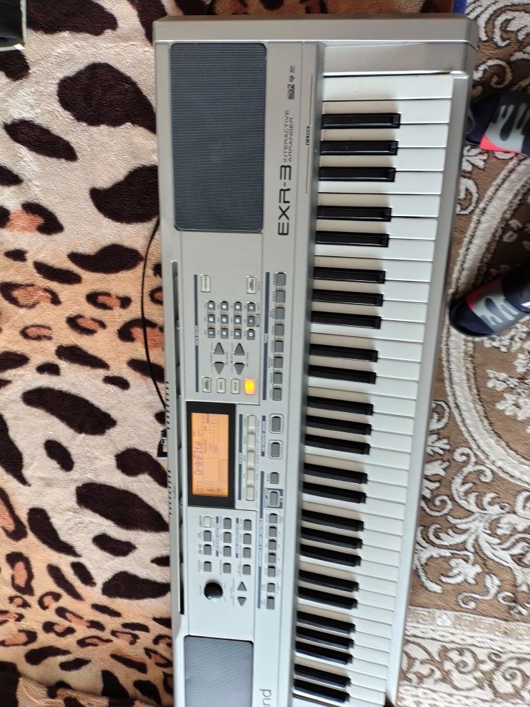 Vând  orga EXR-3