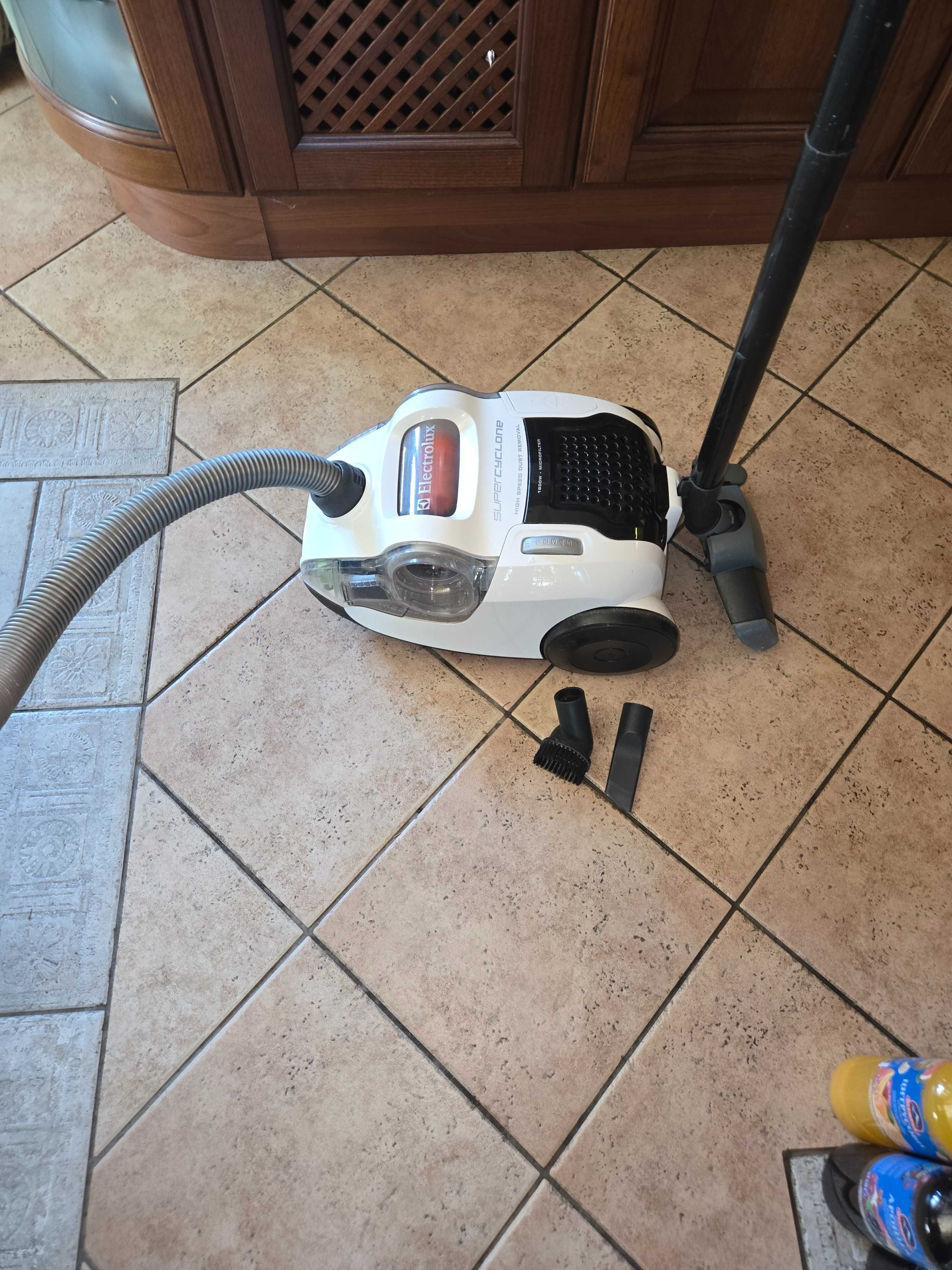 Прахосмукачка Electrolux SUPERCYCLONE 1800W