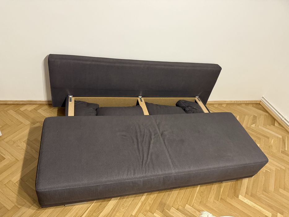 Canapea gri extensibilă cu spațiu de depozitare